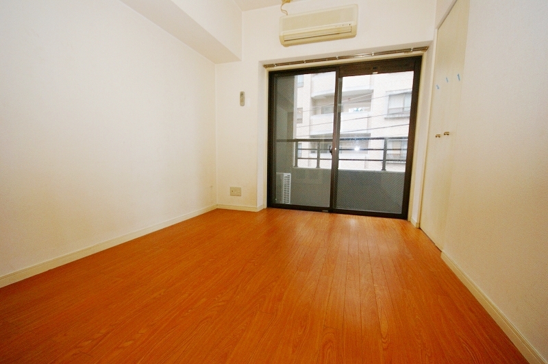 Living and room. Western-style 5 Pledge