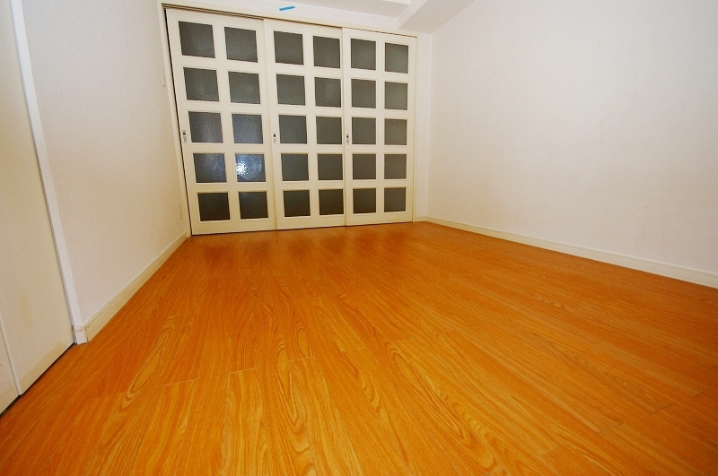 Living and room. Western-style 5 Pledge