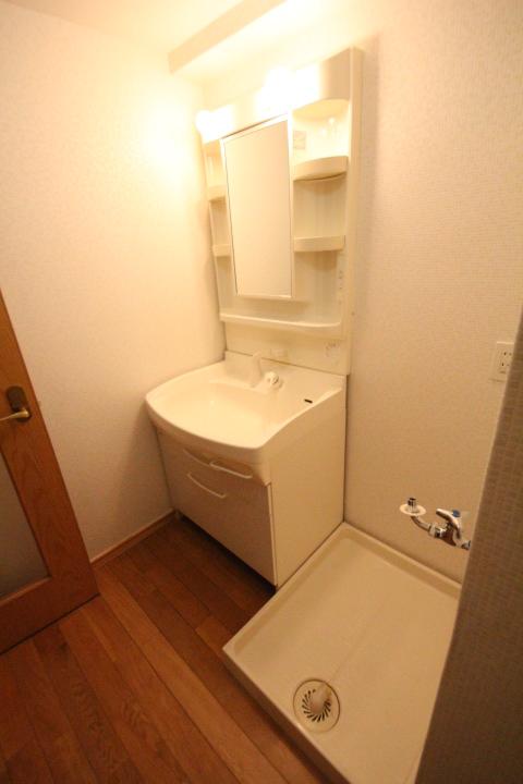 Wash basin, toilet. Local (12 May 2013) Shooting