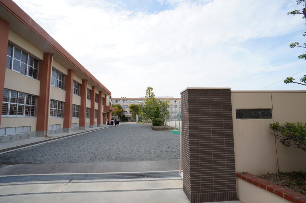 Junior high school. Codonopsis until junior high school 1360m Codonopsis junior high walk 17 minutes