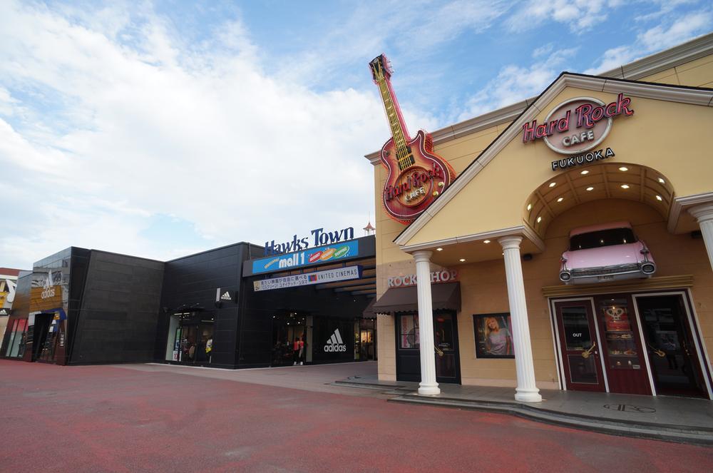 Shopping centre. 800m Hawks Town walk 10 minutes to the Hawks Town, Shopping in the rest of the day is family