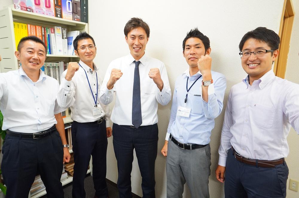 Other. Guests looking on the subway Airport Line wayside, Come please visit! We look forward to your inquiry of everyone