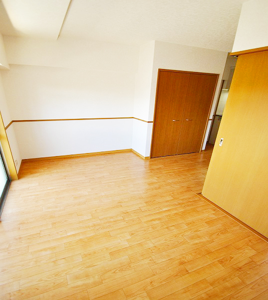 Living and room. Pet breeding negotiable