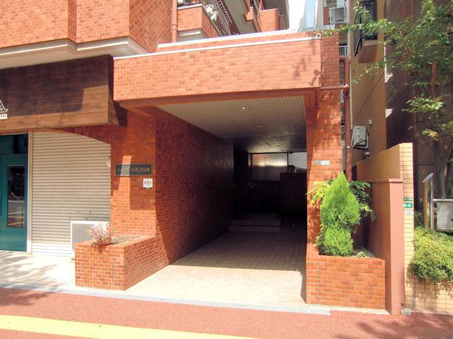 Entrance. Local (September 2012) shooting Well-managed entrance