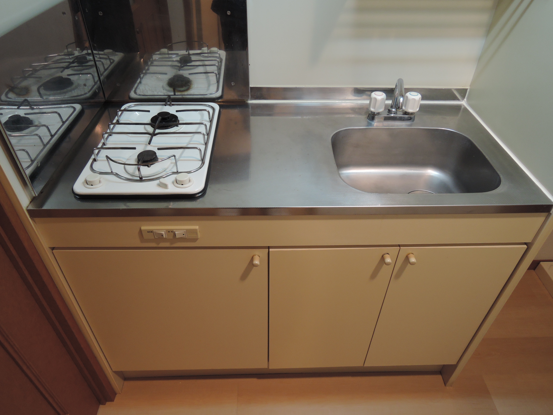 Kitchen. Of a two-necked Gasukitchin