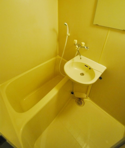 Bath. Tub and spacious