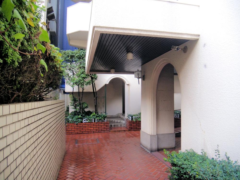 Entrance. Common areas