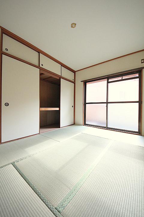 Non-living room. Right back Japanese-style room