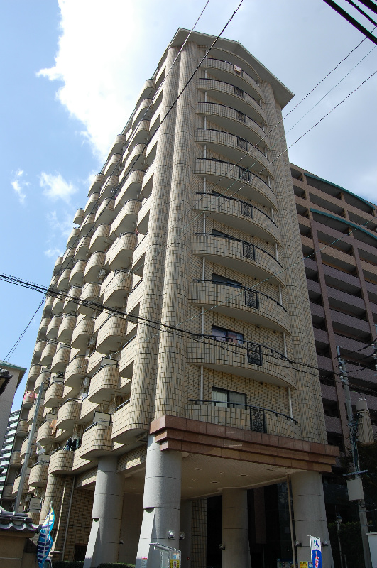 Building appearance. Sale in lots