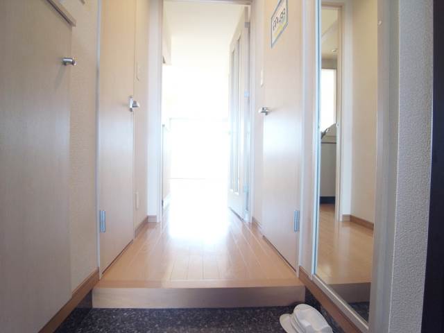 Entrance. Shoe box ・ With a full-length mirror mirror