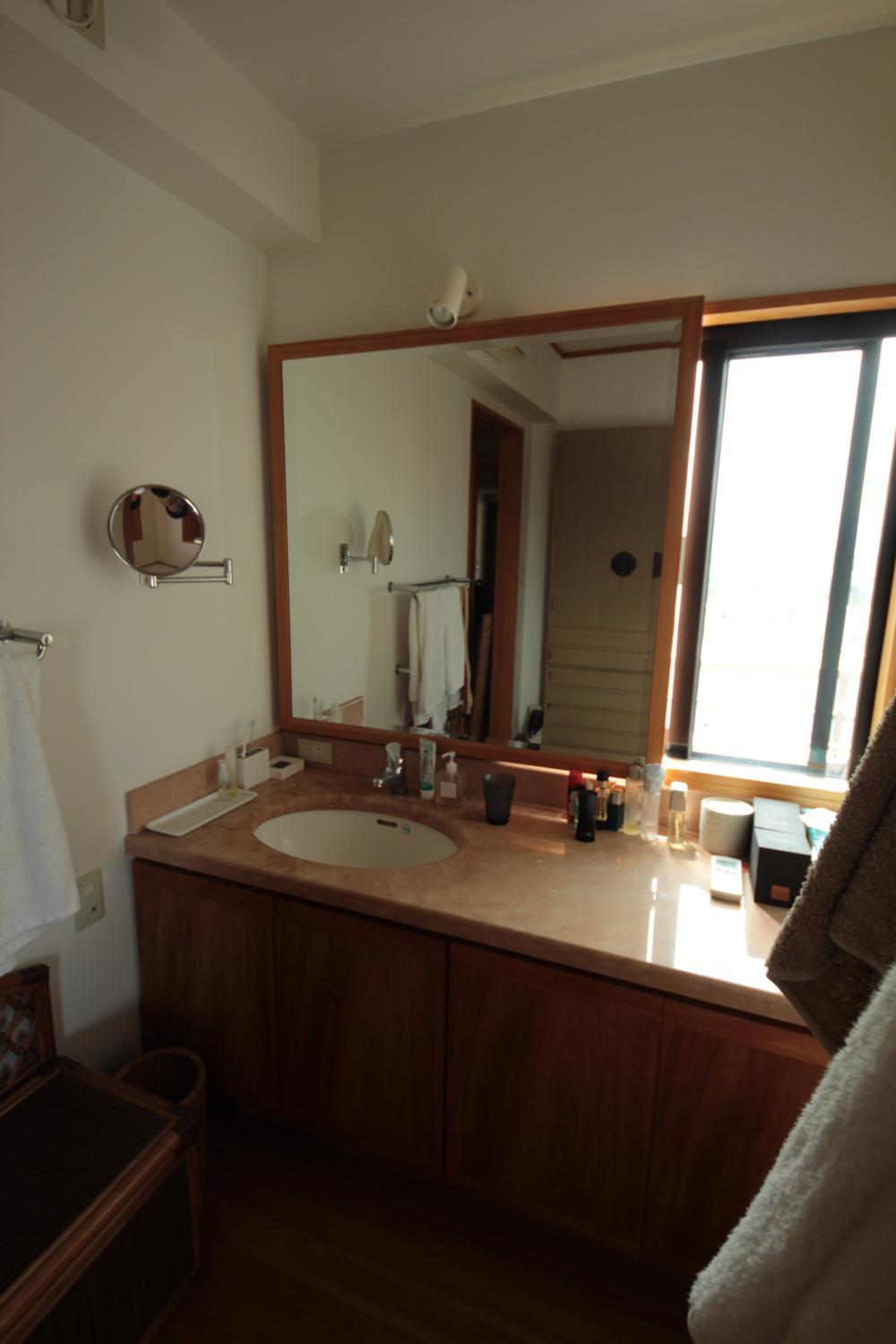 Wash basin, toilet. Local (August 2013) Shooting