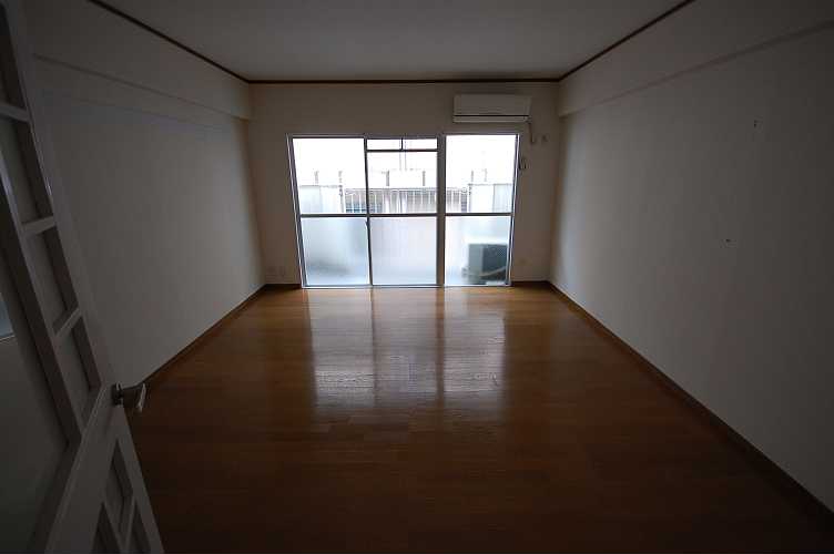 Living and room. Western-style is wide! 