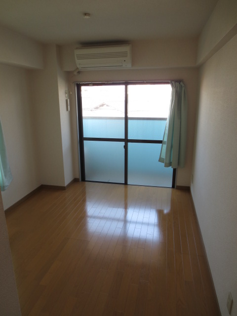 Living and room. Same property is another room of the same type.