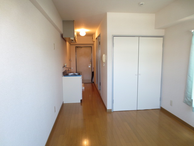 Living and room. Same property is another room of the same type.