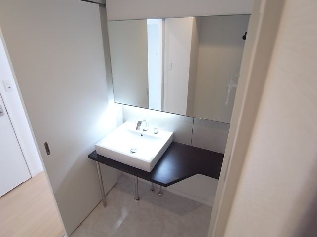 Washroom. Wash basin