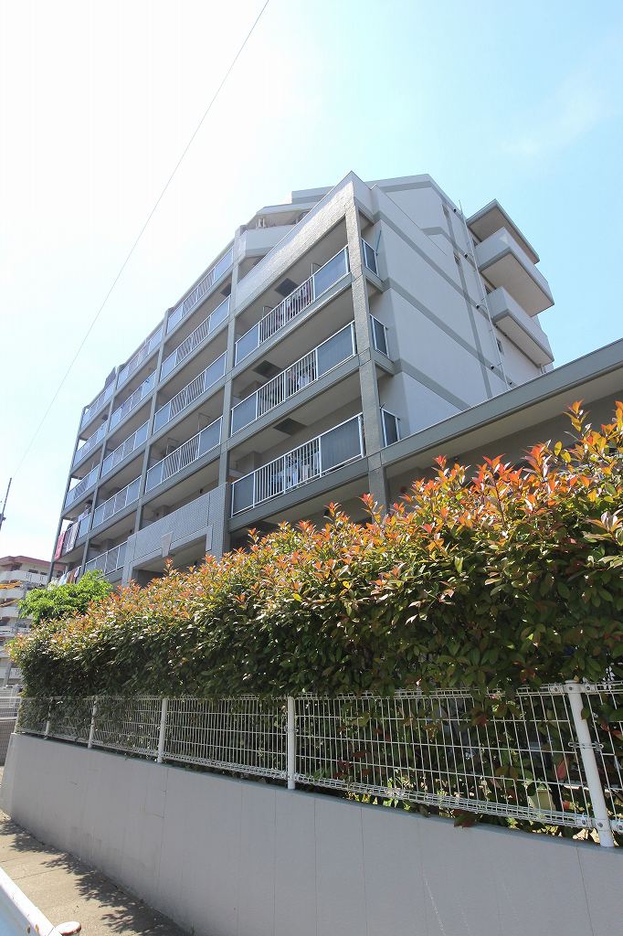 Building appearance. Initial cost may be divided and credit card settlement possible. 