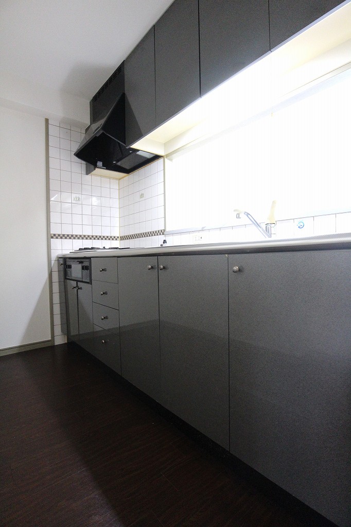 Kitchen. Initial cost may be divided and credit card settlement possible. 