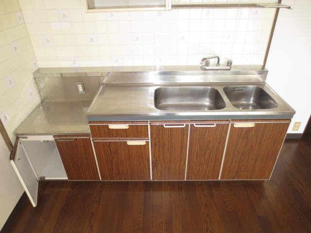 Kitchen. Once you have determined your tenants, It marked with IH cooker! !