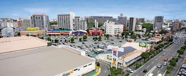 Shopping centre. Papillon 666m to Plaza (shopping center)