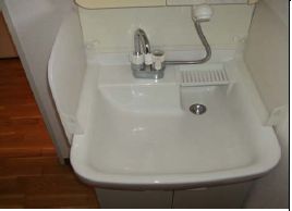 Washroom. Independent washroom! Yes window! 