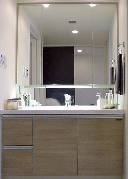 Bathing-wash room.  [Powder Room] Taking into account the design, Adopting the vanity of triple mirror that can be loose and use in the family. Sanmenkyo is with fogging heater, There is also a storage space. Also, Also placed a mirror to the low position, Enjoy toothpaste and grooming check along with small children (same specifications)