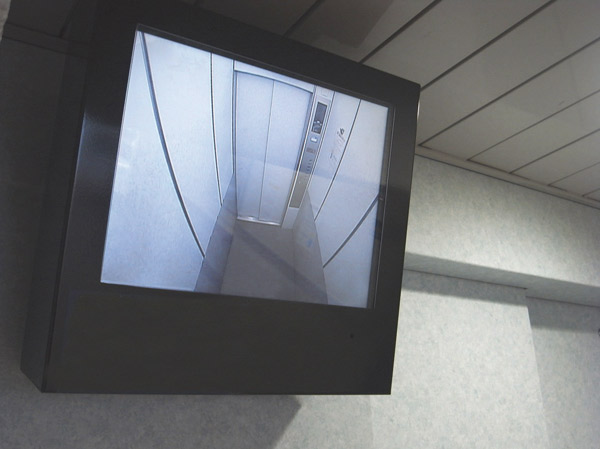 Security.  [Security cameras in the elevator] Installing a security camera in the elevator car. W crime prevention effect of "watched is to have peace of mind" and "seen to have vigilance" is obtained (same specifications)