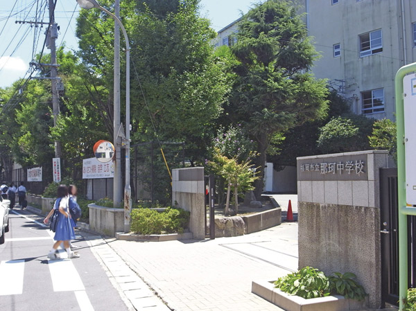 Surrounding environment. Naka junior high school 1 minute walk (about 60m)