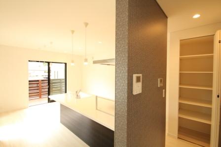 Kitchen. All-electric ・ Power-saving in all rooms LED lighting ・ Lead to eco. Care easy water purifier ・ With dishwasher ・ Artificial substitute stone sink also features (using our model photo)