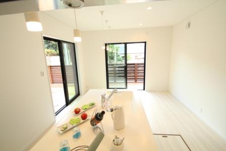 Living. Very bright and open impression in a synergistic effect of the large windows and atrium. The luxury of time is the time of relaxation ・ ・ . (Use our model photo)