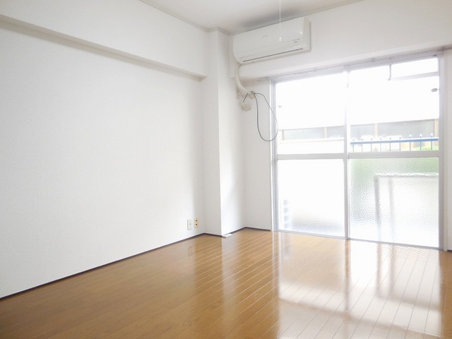 Living and room. Air conditioning is one Installed