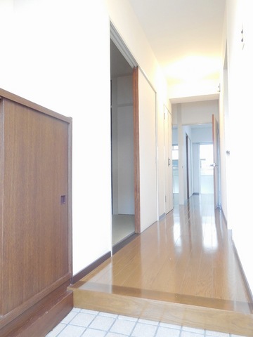 Other room space. Entrance storage