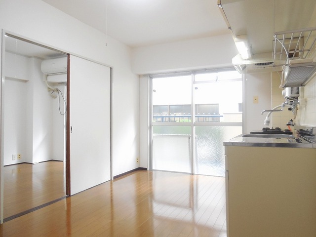 Other room space. Dining light is full