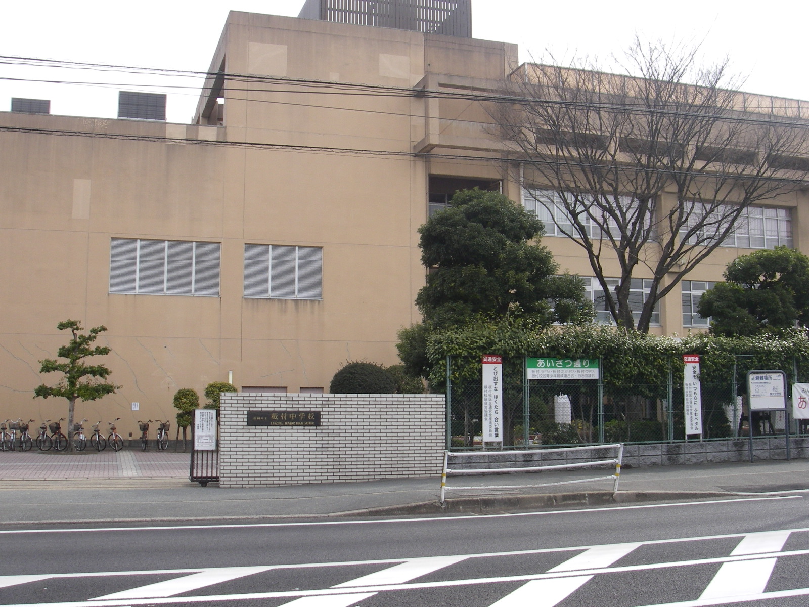 Junior high school. 737m to Fukuoka Municipal Backed junior high school (junior high school)