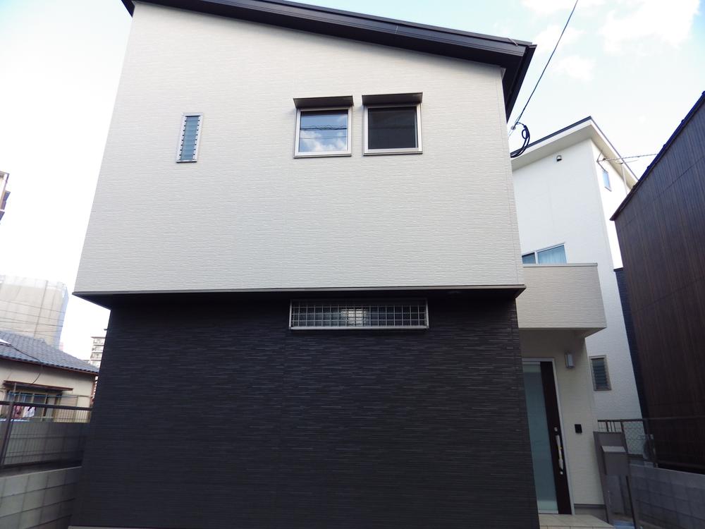 Local appearance photo. It will also put solar panels on the roof from the front. 