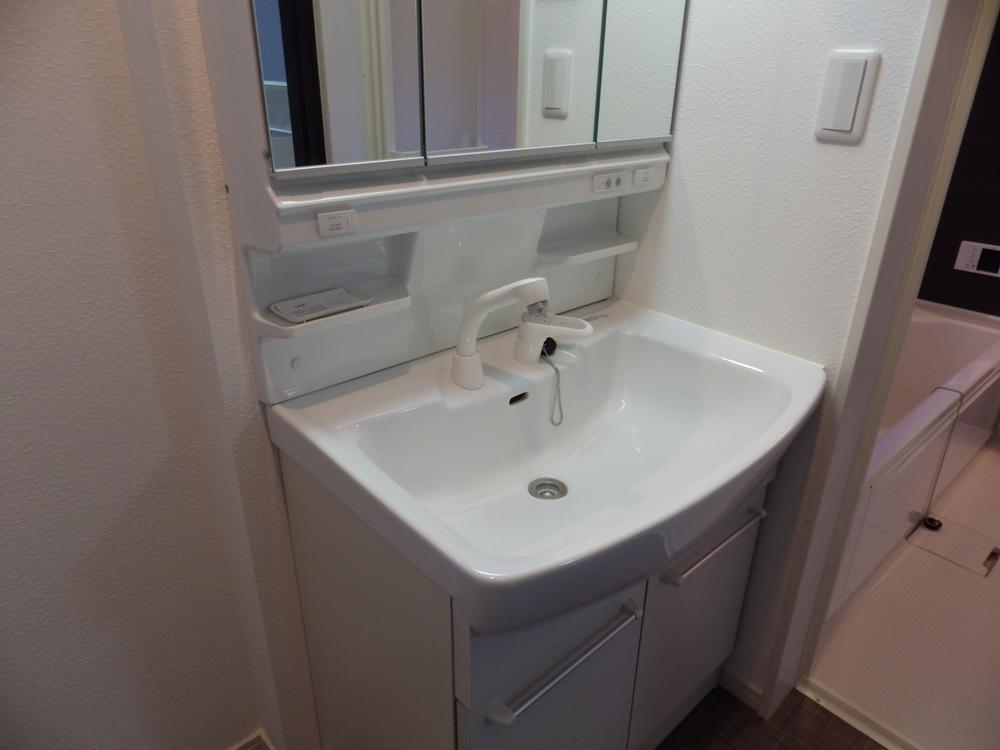 Wash basin, toilet. Vanity with shampoo dot Les Sir