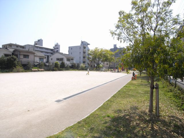 Convenience store. Seven-Eleven (convenience store) up to 100m