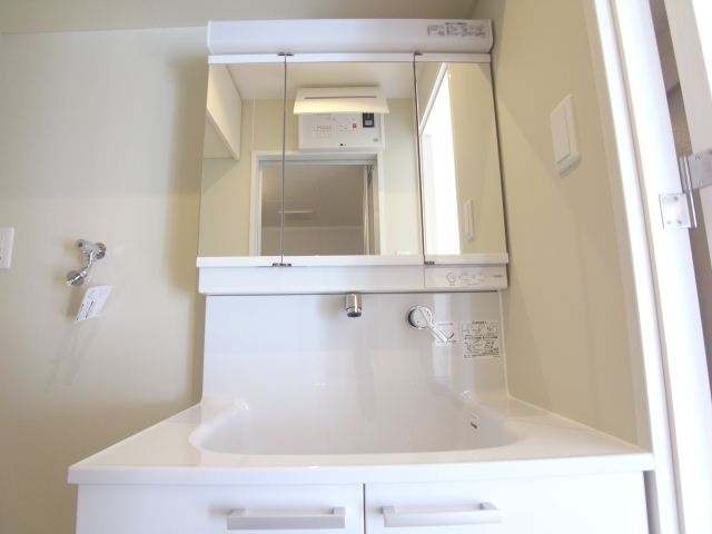 Washroom. Wash basin