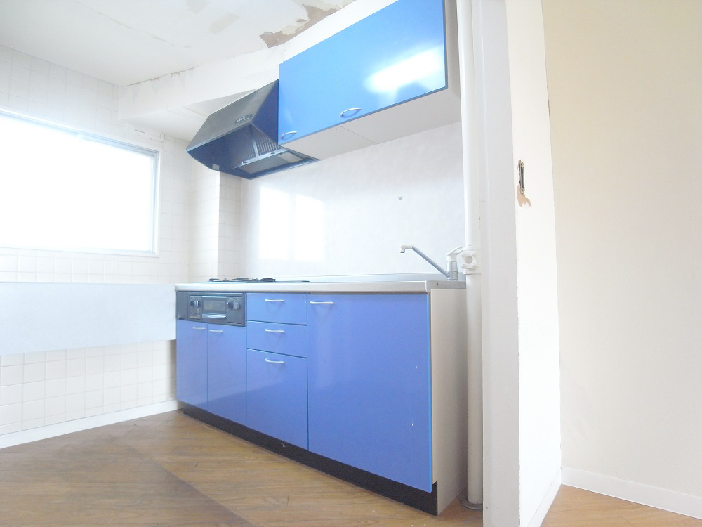 Kitchen. 3-neck gas stove ・ Grill with a kitchen