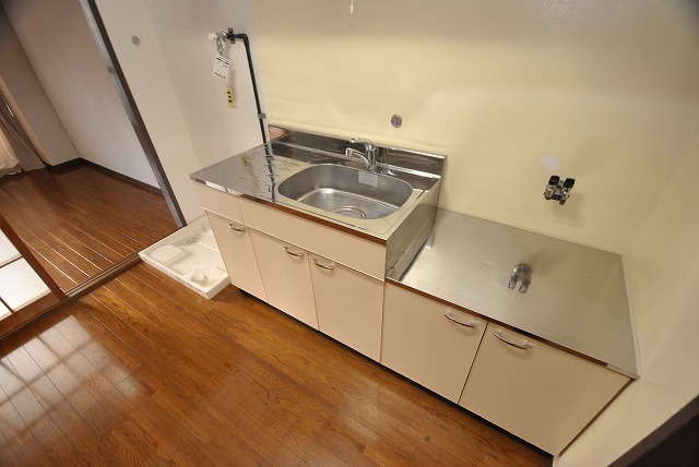 Kitchen. Gas stove bring-your-own possible!