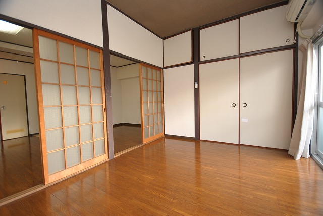 Living and room. All is flooring!