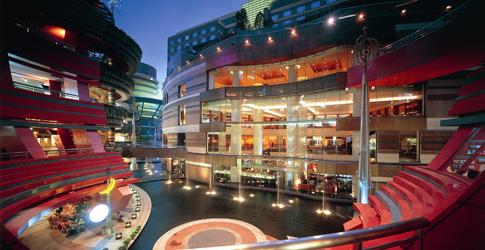 Shopping centre. Canal City Hakata to the (shopping center) 625m