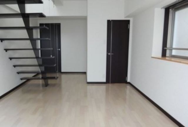 Living and room. Bright flooring