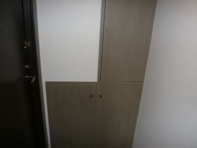 Other room space. Shoebox