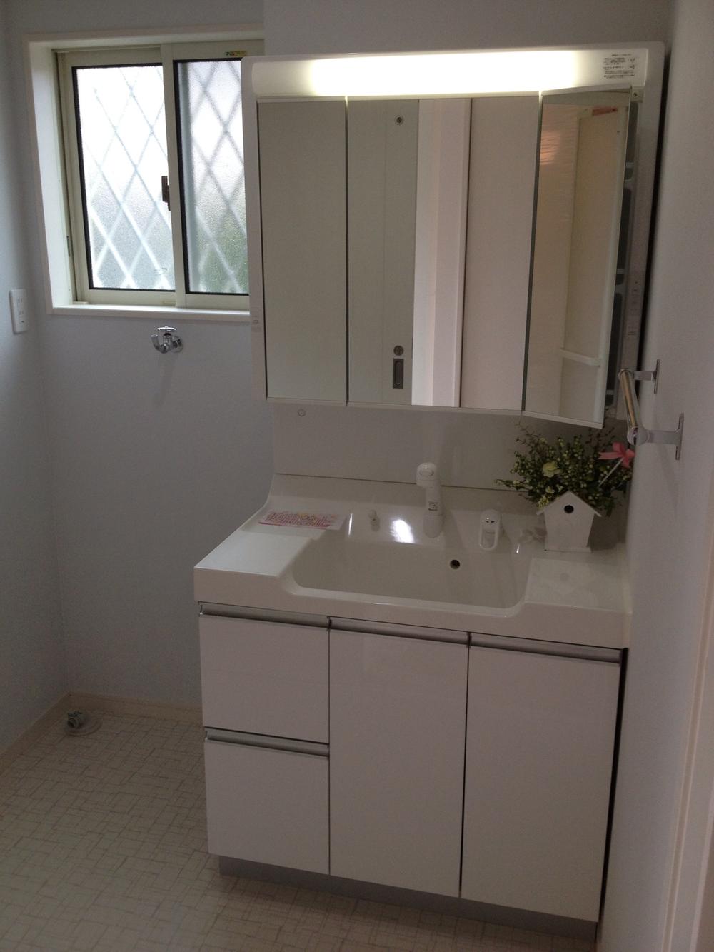 Wash basin, toilet. Same specifications image