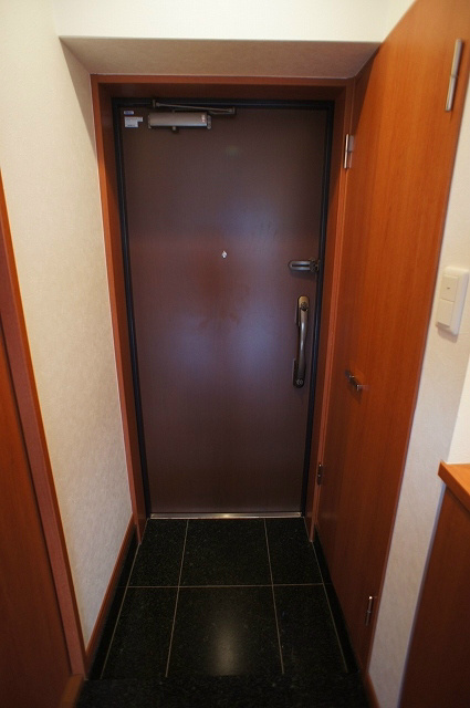 Entrance. It is conveniently located to shopping ☆ 