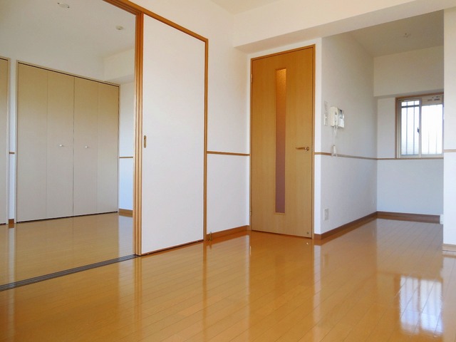 Living and room. Facing south in sunny