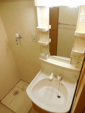 Other room space. Wash dressing room