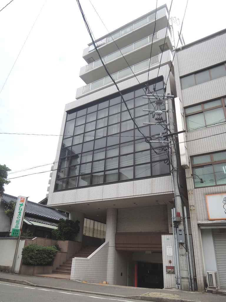 Building appearance. Initial cost split and card settlement is also possible without the interest rate fee.