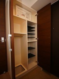 Entrance. Many enter with shoes BOX ☆