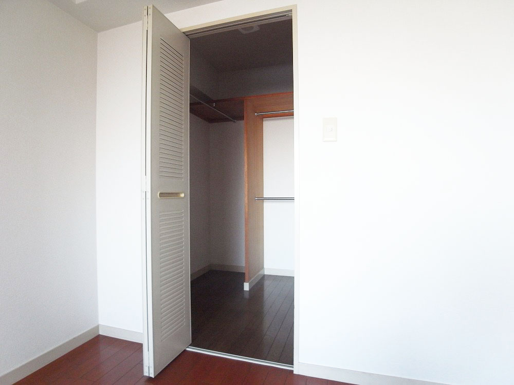 Receipt. Walk-in closet